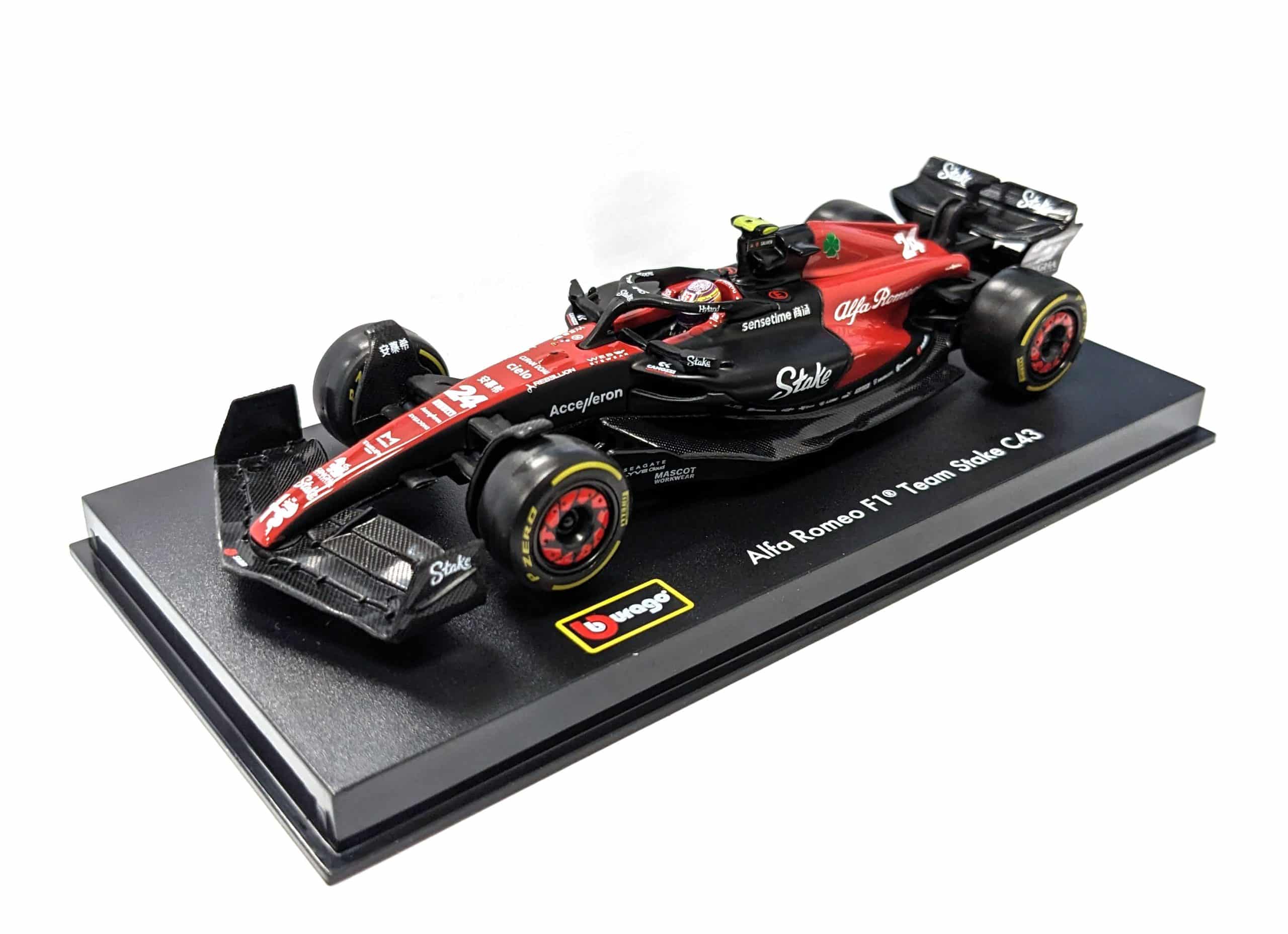 Bburago 18-38086 - Modellauto - F1 Alfa Romeo C43 #24 Zhou (mit Helm