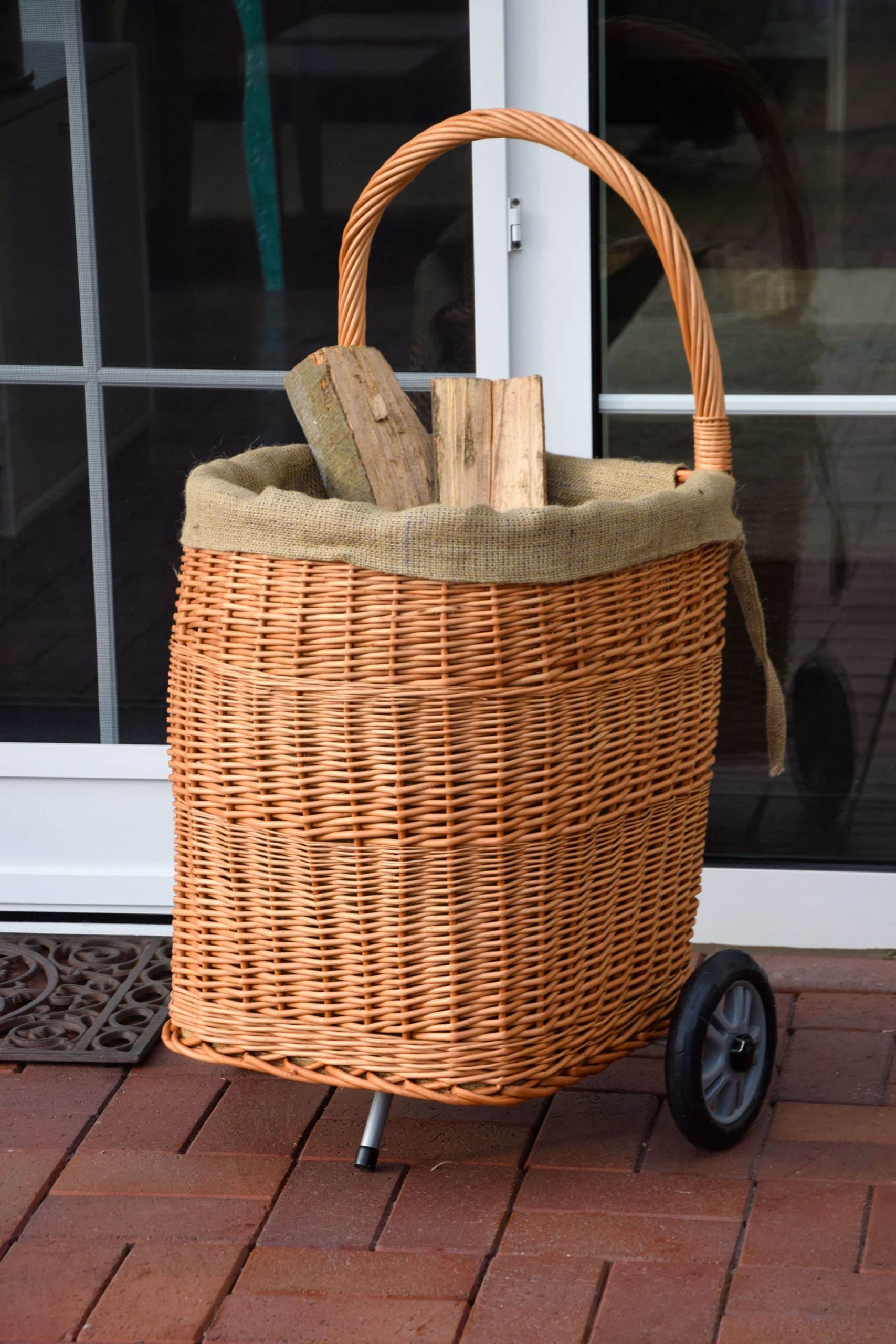 Dobar Praktischer Kaminholzwagen aus geschälter Weide mit stabilen Kunststoffrädern