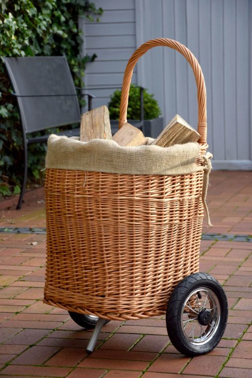 Dobar Praktischer Kaminholzwagen aus geschälter Weide mit stabilen Metallrädern mit Reifen